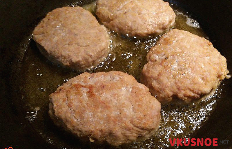 Фото приготовление рецепта: Котлеты из фарша мяса индейки и курицы шаг №8