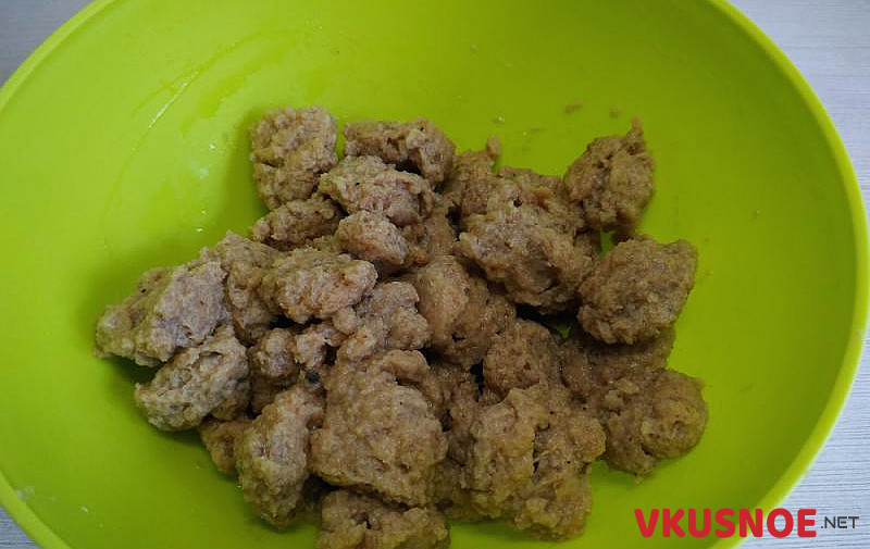 Фото приготовление рецепта: Куриные котлеты с соевым мясом впрок шаг №2
