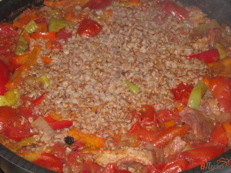 Фото приготовление рецепта: Гречка с говядиной и овощами шаг №7