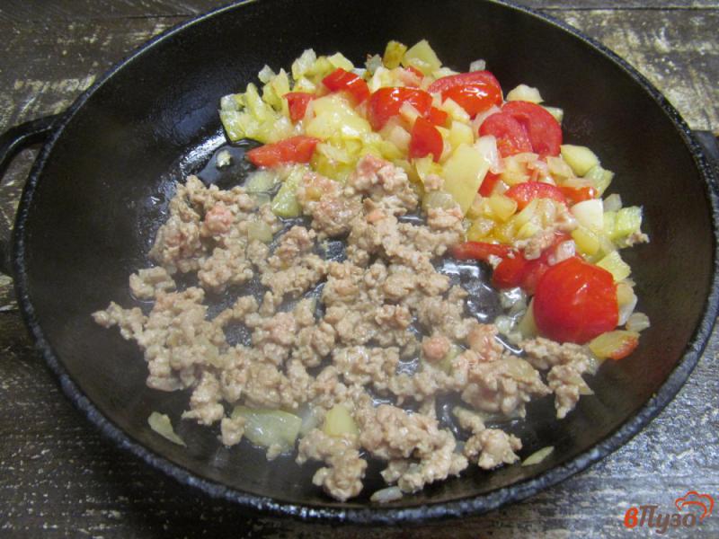 Фото приготовление рецепта: Жареный фарш с овощами и яйцом шаг №4