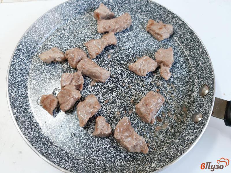 Фото приготовление рецепта: Шампиньоны тушеные с говядиной и черносливом шаг №4