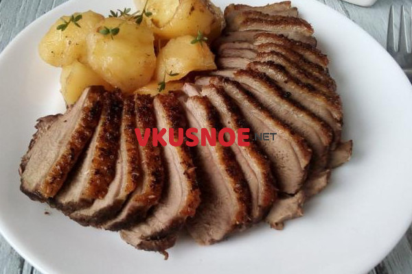 Фото приготовление рецепта: Утиная грудка запечённая в духовке с картофелем шаг №7