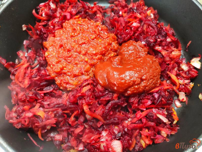 Фото приготовление рецепта: Красный борщ с помидорами и вареной свеклой шаг №11