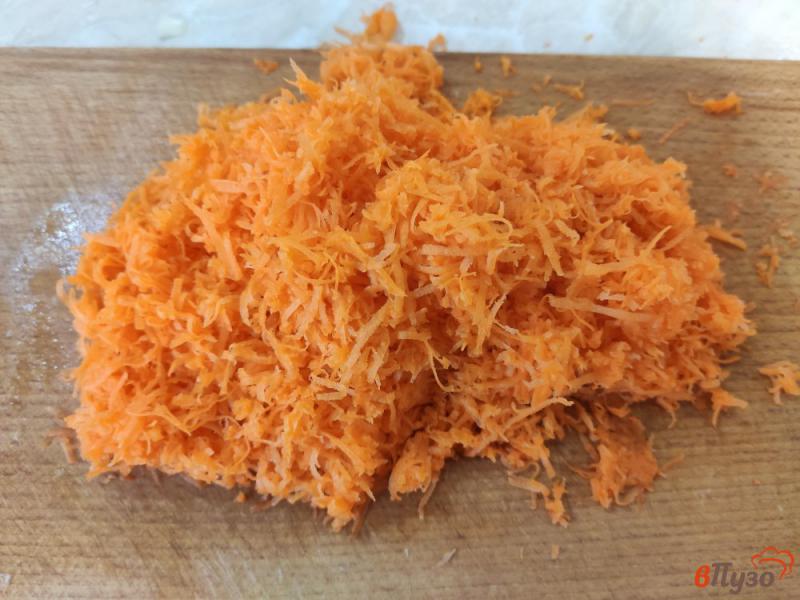 Фото приготовление рецепта: Сырный суп с курицей и сардельками шаг №4