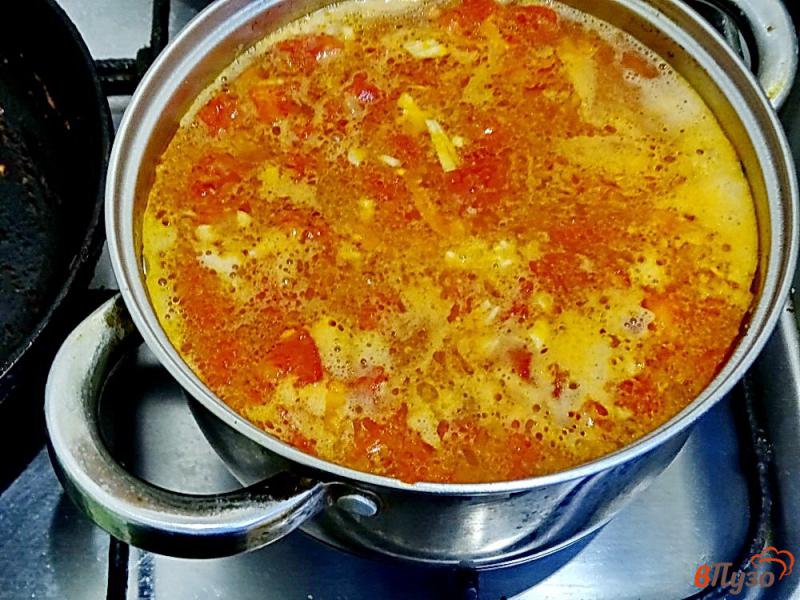 Фото приготовление рецепта: Суп с помидорами и рисом шаг №5