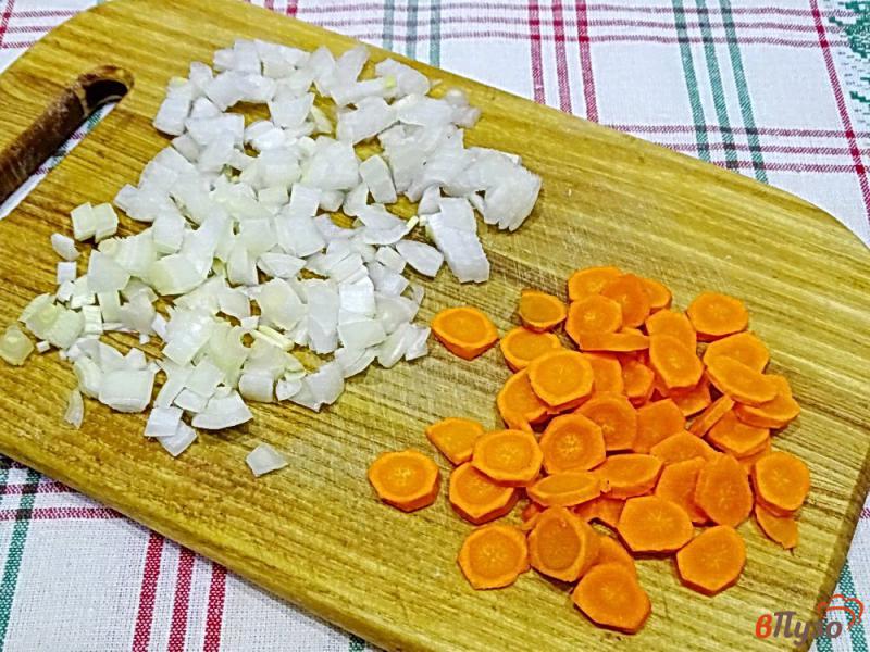 Фото приготовление рецепта: Суп с сёмгой кабачками и томатами шаг №3