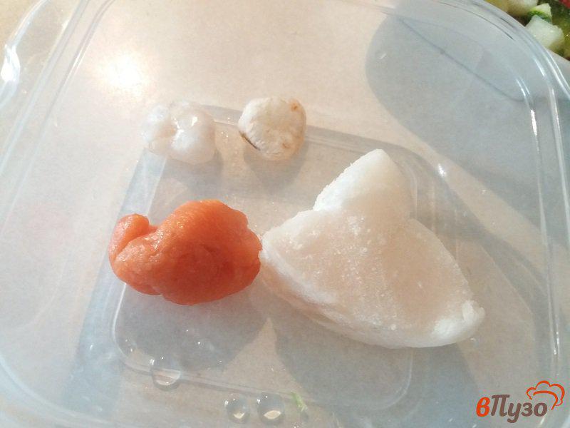 Фото приготовление рецепта: Суп с морепродуктами  с овощами для деток шаг №2