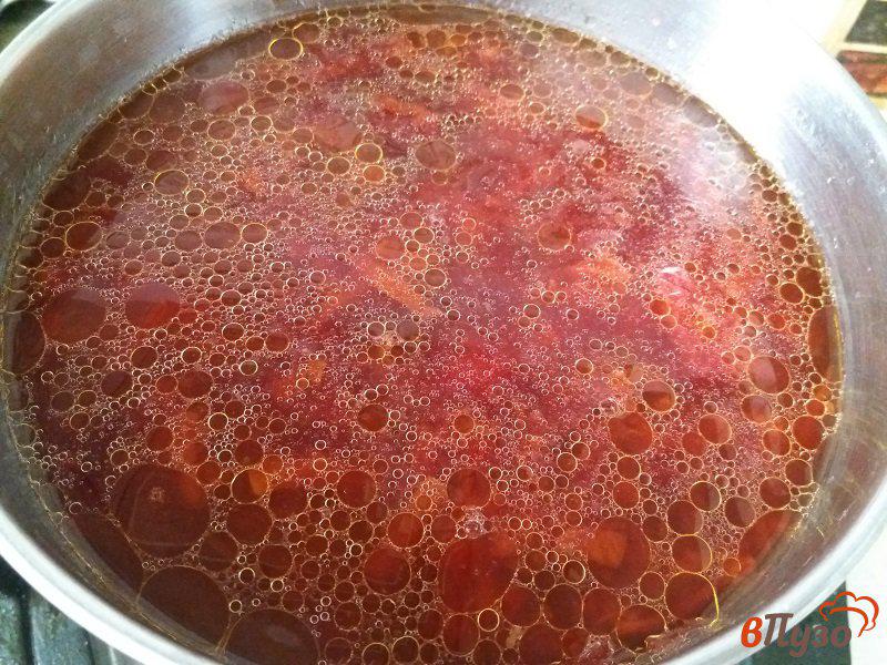 Фото приготовление рецепта: Красный борщ из запечённой свеклы на курином бульоне шаг №5