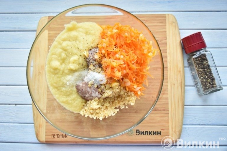 Соединение овощей и мясного фарша