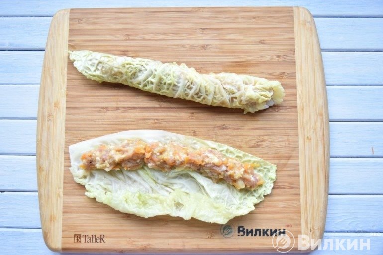 Выкладка начинки и сворачивание улиткой
