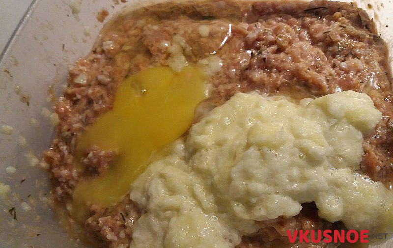 Фото приготовление рецепта: Котлеты из куриного фарша с укропом шаг №2