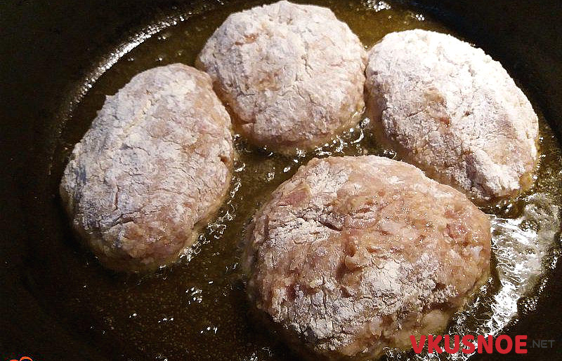 Фото приготовление рецепта: Котлеты из фарша мяса индейки и курицы шаг №7