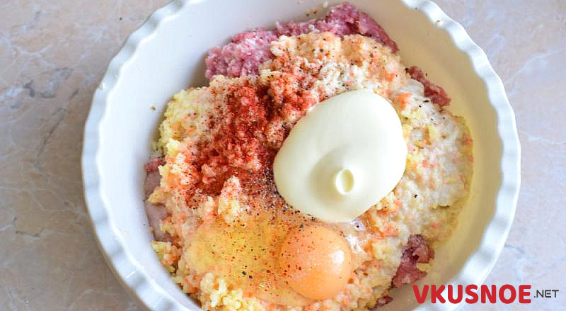 Фото приготовление рецепта: Котлеты из двух видов мяса и овощей шаг №4