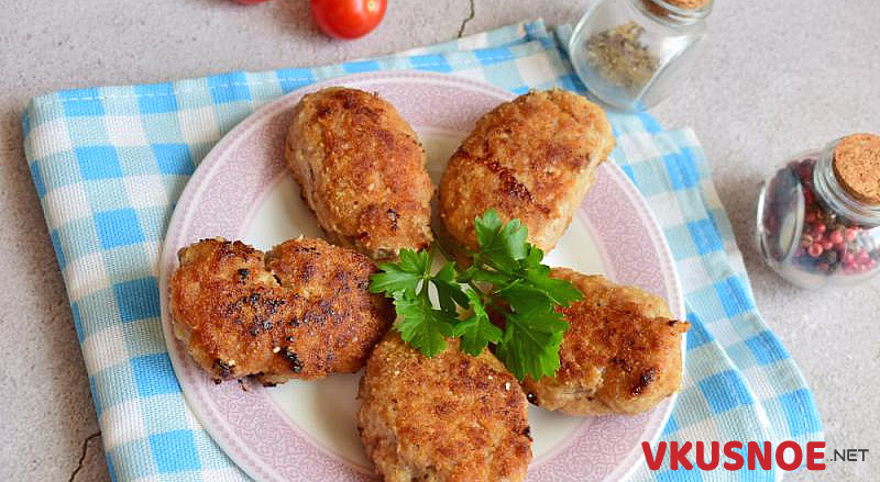 Фото приготовление рецепта: Мясные котлеты с грибами шаг №6
