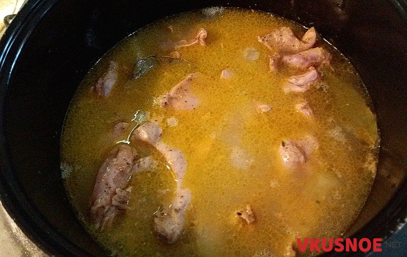 Фото приготовление рецепта: Тушеное мясо кролика в сметанном соусе шаг №8