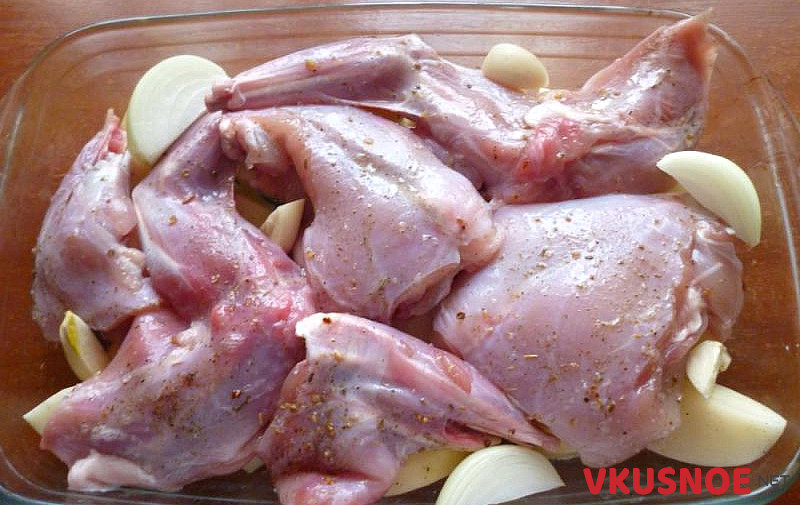 Фото приготовление рецепта: Запеченный кролик с картофелем и грушей шаг №4