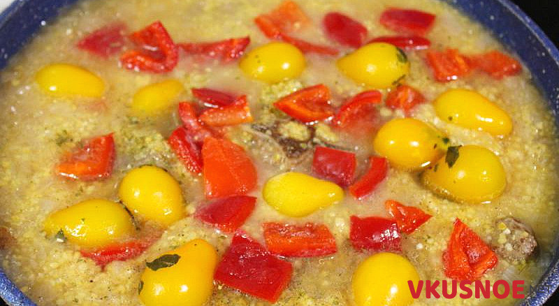 Фото приготовление рецепта: Кукурузная каша с бараниной и овощами шаг №5