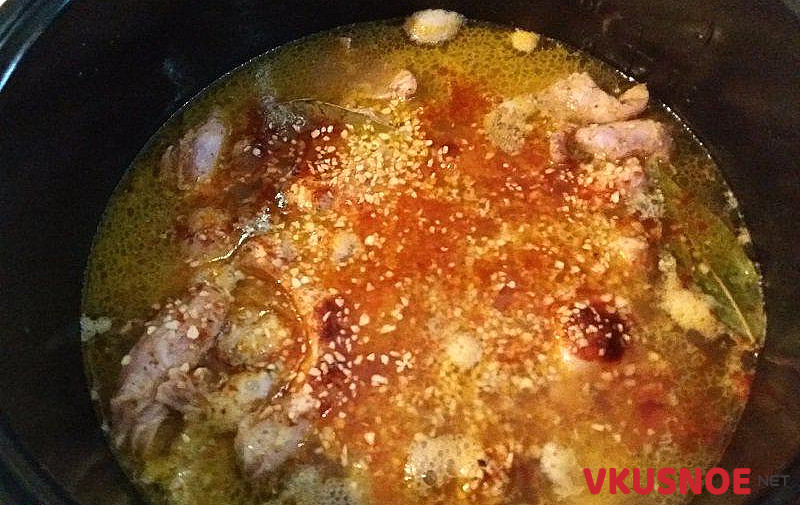 Фото приготовление рецепта: Тушеное мясо кролика в сметанном соусе шаг №9