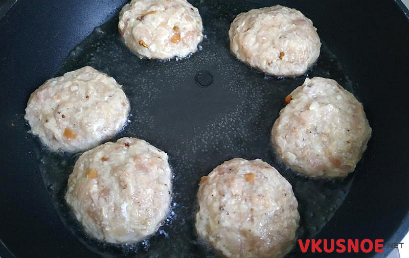 Фото приготовление рецепта: Куриные котлеты с грецкими орехами шаг №6