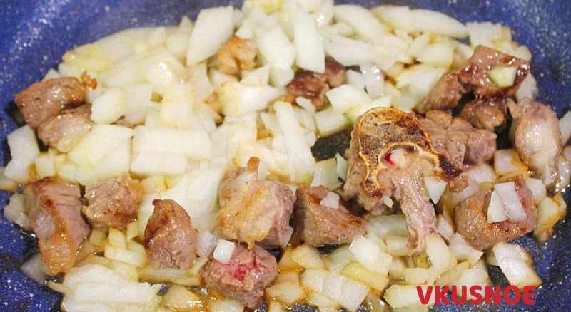 Фото приготовление рецепта: Кукурузная каша с бараниной и овощами шаг №2