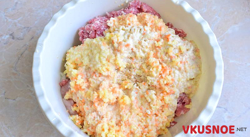 Фото приготовление рецепта: Котлеты из двух видов мяса и овощей шаг №3