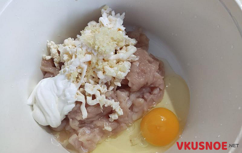 Фото приготовление рецепта: Рубленные котлеты из куриного филе с плавленным сырком шаг №2