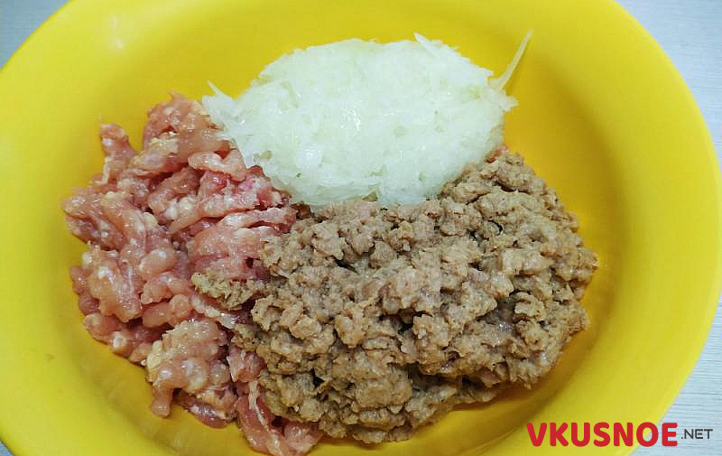 Фото приготовление рецепта: Куриные котлеты с соевым мясом впрок шаг №5