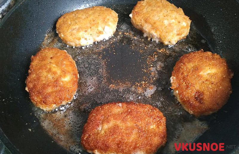 Фото приготовление рецепта: Куриные котлеты с отварным яйцом шаг №6