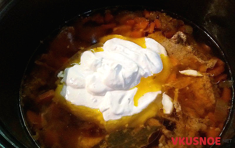 Фото приготовление рецепта: Тушеное мясо кролика в сметанном соусе шаг №11