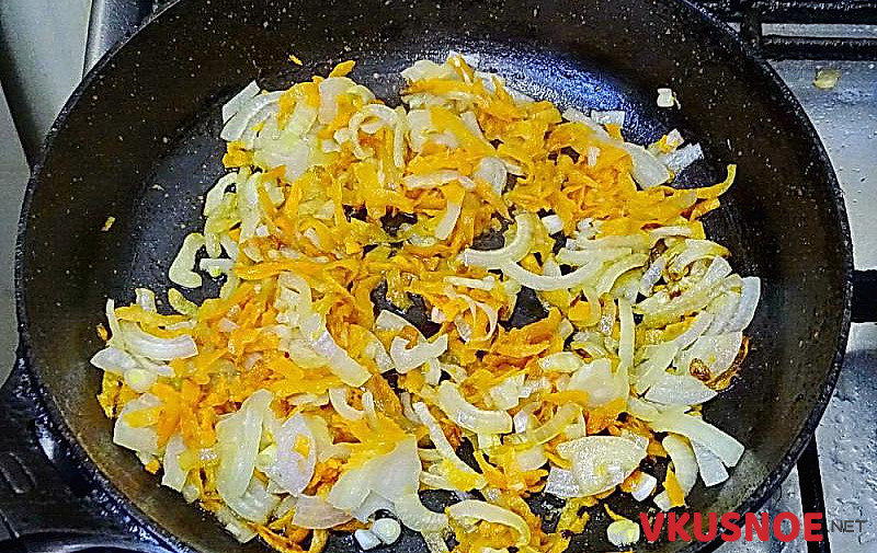 Фото приготовление рецепта: Кролик в сметане с овощами шаг №4