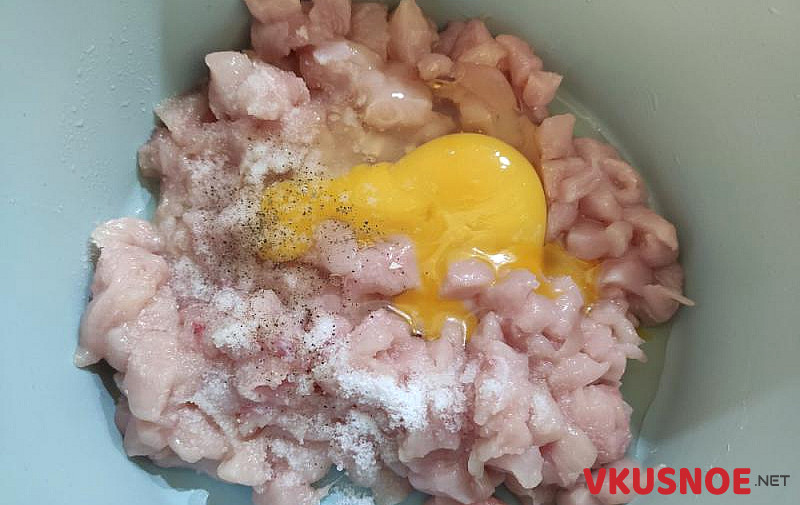 Фото приготовление рецепта: Куриные рубленные котлеты с сыром шаг №2