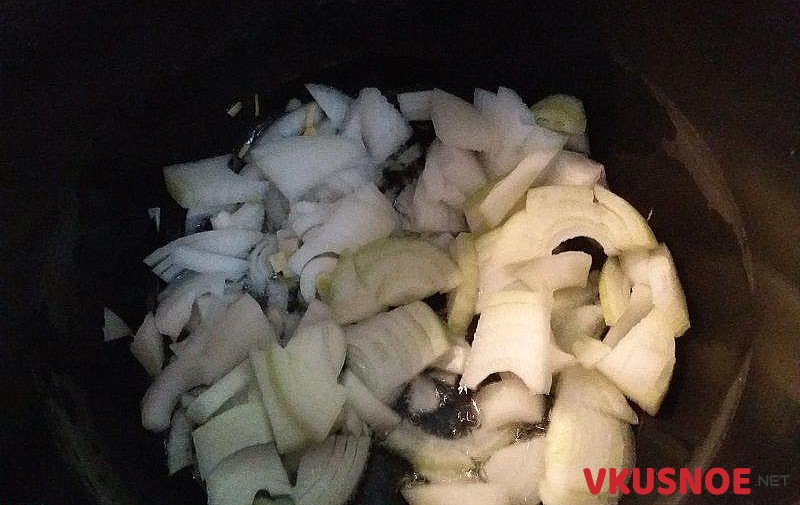 Фото приготовление рецепта: Тушеное мясо кролика в сметанном соусе шаг №4