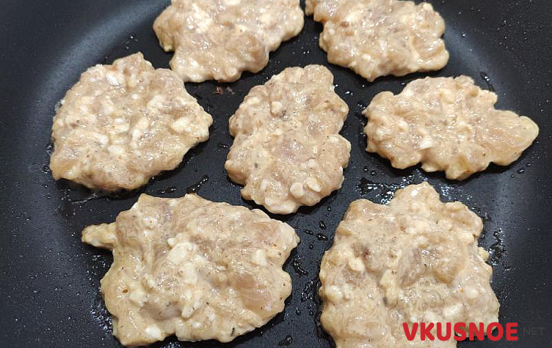 Фото приготовление рецепта: Рубленные котлеты из куриного филе с плавленным сырком шаг №6