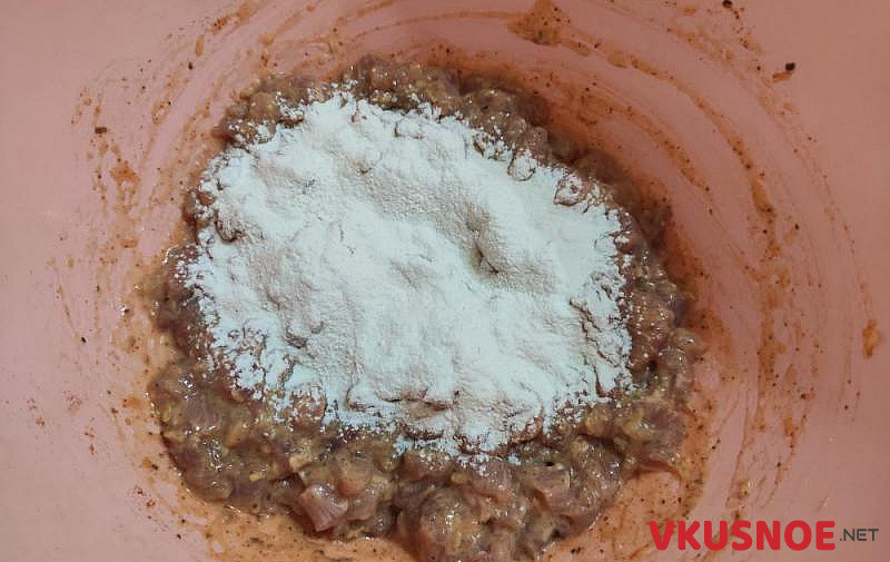 Фото приготовление рецепта: Рубленные котлеты из свинины с майонезом шаг №4