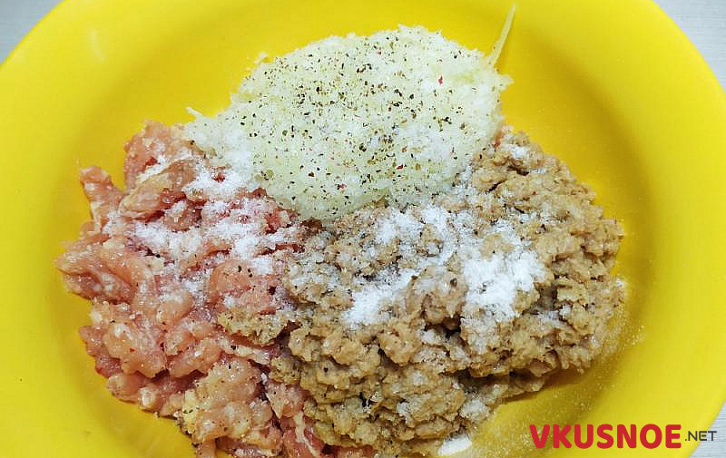 Фото приготовление рецепта: Куриные котлеты с соевым мясом впрок шаг №6