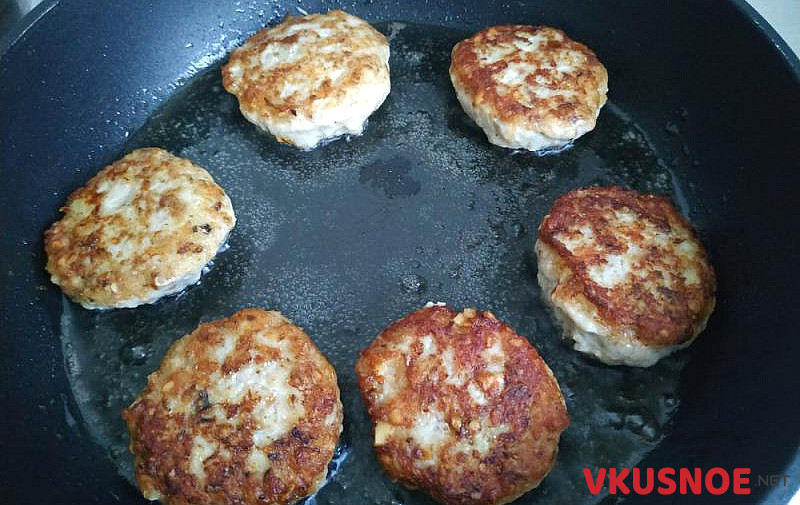 Фото приготовление рецепта: Куриные котлеты с грецкими орехами шаг №7