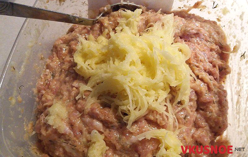 Фото приготовление рецепта: Котлеты из куриного фарша с укропом шаг №3