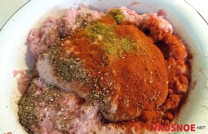 Фото приготовление рецепта: Котлеты из фарша мяса индейки и курицы шаг №4