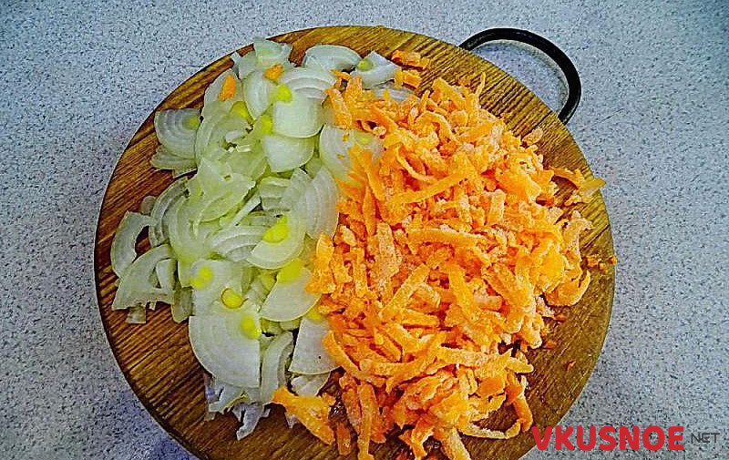 Фото приготовление рецепта: Кролик в сметане с овощами шаг №2