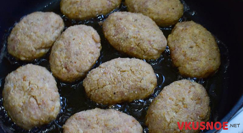 Фото приготовление рецепта: Мясные котлеты с грибами шаг №5
