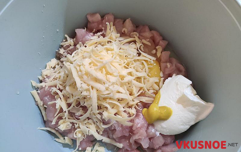 Фото приготовление рецепта: Куриные рубленные котлеты с сыром шаг №3