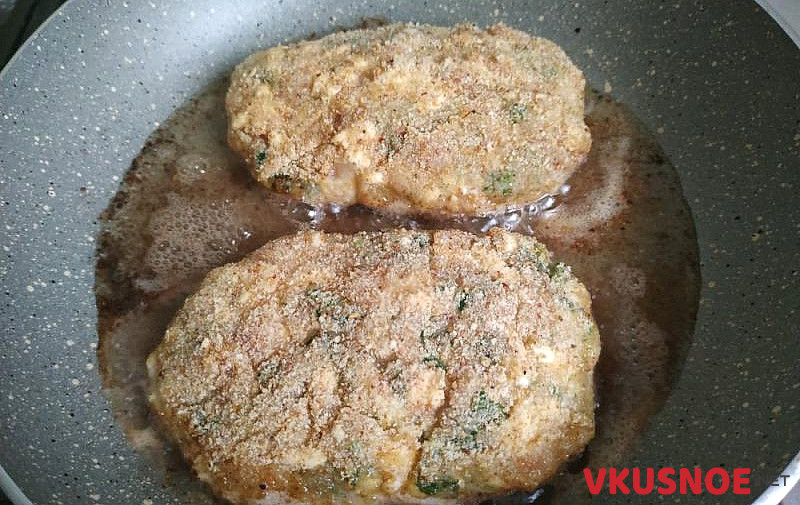 Фото приготовление рецепта: Куриные котлеты с плавленым сыром и зеленью шаг №4