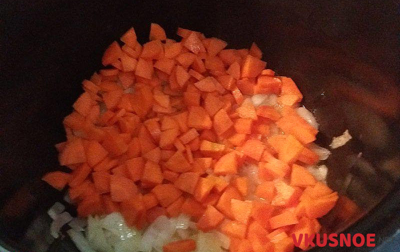 Фото приготовление рецепта: Тушеное мясо кролика в сметанном соусе шаг №6
