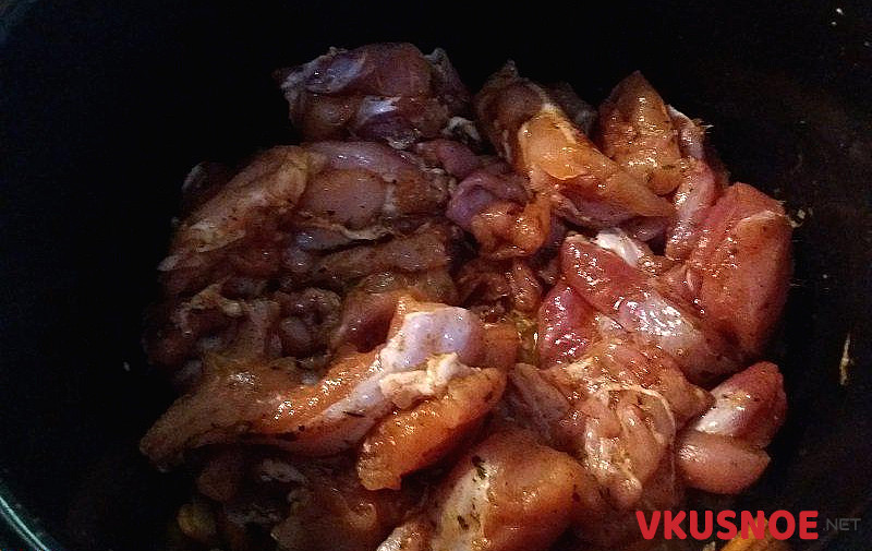 Фото приготовление рецепта: Тушеное мясо кролика в сметанном соусе шаг №7