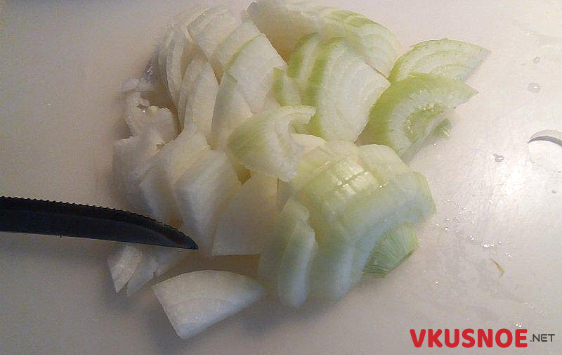 Фото приготовление рецепта: Тушеное мясо кролика в сметанном соусе шаг №3