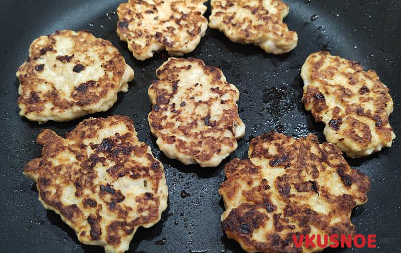 Фото приготовление рецепта: Рубленные котлеты из куриного филе с плавленным сырком шаг №7