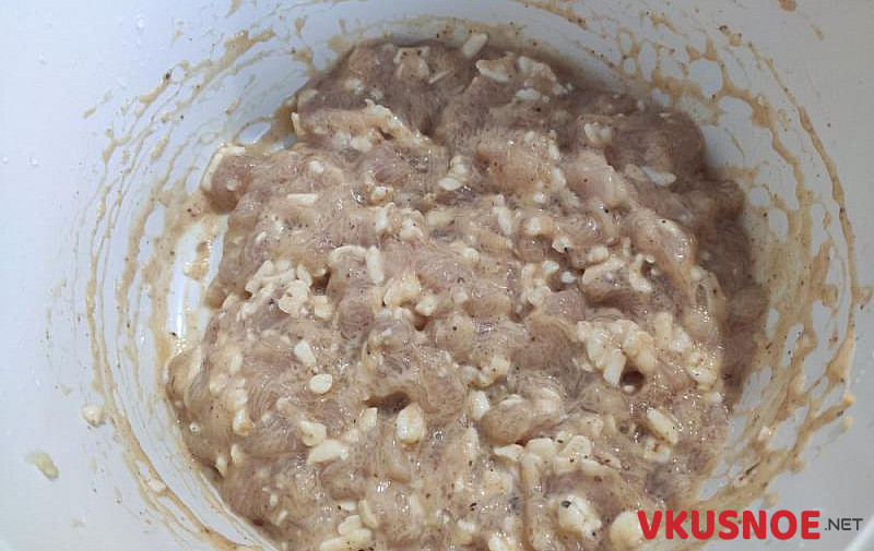 Фото приготовление рецепта: Рубленные котлеты из куриного филе с плавленным сырком шаг №4