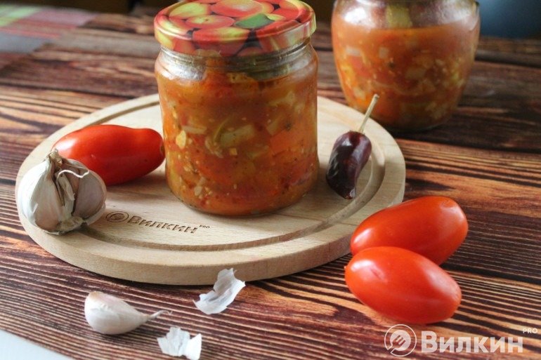 Кабачковый салат с томатами и болгарским перцем в банках