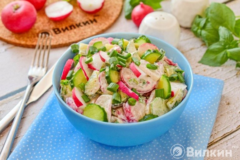 Простой и быстрый салат из редиски, огурца и зеленого лука