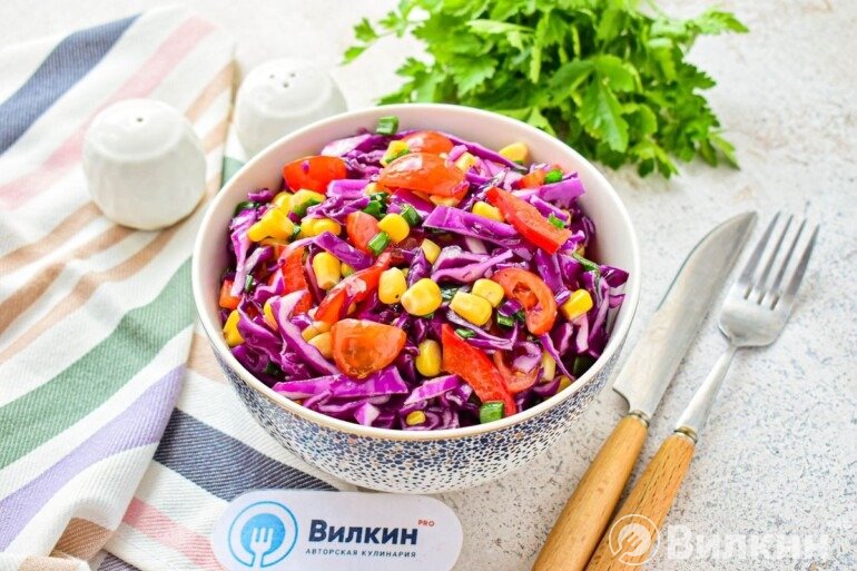 Салат из краснокочанной капусты с кукурузой на ужин